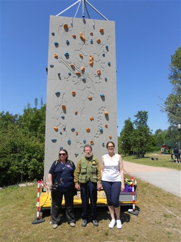 Chiara, Lele e Marina alla base della parete di arrampicata
